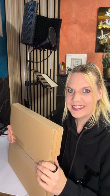 I am NOW #unpacking the special limited edition Box of @bryanadams #sohappyithurts
It’s still available on his official website BryanAdams.com - Grab it before it’s gone!
#specialbox #limitededition #music