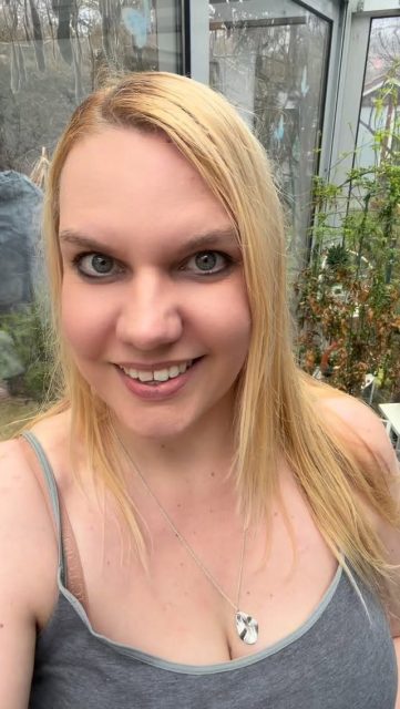 Spring awakening with a twist. 🌱 For a long time, it was quiet around my music, but just like these snowdrops, everything is starting to break through right now. It feels so good to be ‚back‘. Who else knows that feeling when you rediscover a passion after a long time? ✨ 

#vocalshifter #newbeginnings #90svibes #vocalkinship“