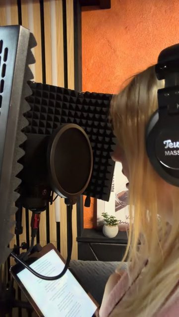 Actually, I was tired today. But then I heard this instrumental and just had to let it out. Experimenting with some 90s rock vibes... maybe there’s more of this coming in March? 🖤🎸 #BlackVelvet #90sRock #VocalKinship