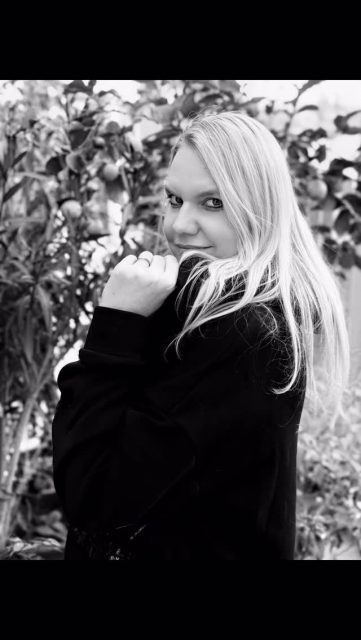 „Genant.“ – A word that followed me today. ✨
Someone told me today that I might be hiding my „true self“ behind my loud energy and my humor. That I seem „genant“ (shy or reserved) when I am actually just... still.
The truth is: It’s not shyness. It’s presence. 
I took this moment to capture that exact stillness. No studio, no big team – just a gaze, a moment, and the silence before the storm. This is the face of my upcoming March release: „Falling back in love“. 🎸💖
What do you see in this look? Shyness, or just the calm before the music starts?
#KatMadleine #FallingBackInLove #NewMusic #Authentic #VocalKinship