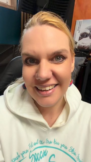 Studio break! 🎙️✨ Heading out to celebrate my brother’s birthday now, but my heart is still beaming. A huge THANK YOU to Melody Arena in Canada 🇨🇦 for the beautiful feature on my song „Falling back in love“.
What a way to start the celebrations! See you guys later. 🥂
#fallingbackinlove #melodyarena #indieartist #canadamusic #vocalkinship