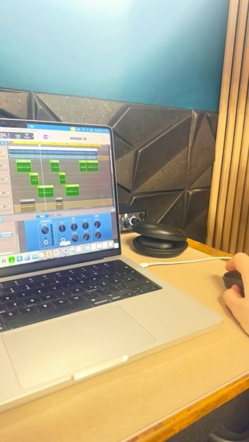 Slow Saturdays are for deep dives. ☕️🎸 After yesterday’s massive tour announcement for the ‚Roll With The Punches‘ Tour, I’m spending my morning soaking in those iconic harmonies and sounds.
As a musicologist and artist, it’s fascinating how a single voice can challenge you to grow and rediscover your own ‚grit‘. Today is all about recovery, reflecting on recent vocal breakthroughs, and just letting the music breathe.
October can’t come soon enough, but until then, I’ll be right here—preparing for my own March & April release and enjoying the journey. What’s your soundtrack for the weekend? ✨

#BryanAdams #RollWithThePunches #Musicology #ArtistJourney #VocalGrit