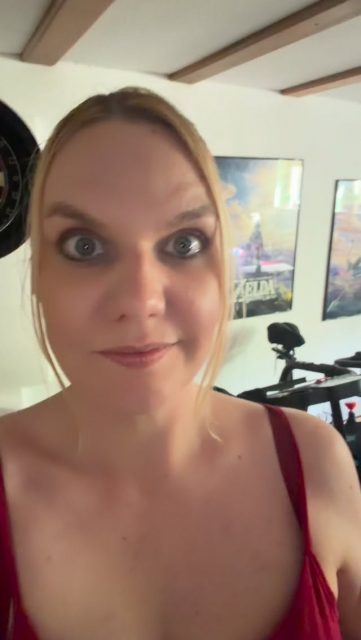 Keeping my promise to take you behind the scenes of my journey! 🎬 Tracks, tours, and... workouts. Let’s be honest: getting in shape for the stage is hard work, but the studio room is where the real magic happens. (Spot the green screen! 😉💚)

What motivates you? Let’s make it count! 🛡️🎸

— Kat Madleine | The Voice of 90s Revival 🌸
Musicologist & Producer redefining the sound of resilience.
#KatMadleine #vocalkinship #behindthescenes #artistlife #modernvintagerock