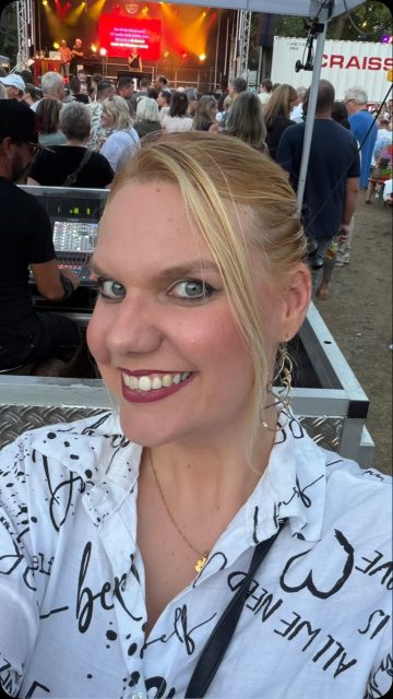 My favorite view tonight: right at the sound desk. Loving the tech behind the music! 🎛️🎙️

— Kat Madleine | The Voice of 90s Revival 🌸
Musicologist & Producer redefining the sound of resilience.

#KatMadleine #behindthescenes #IndependentArtist #VocalKinship #event