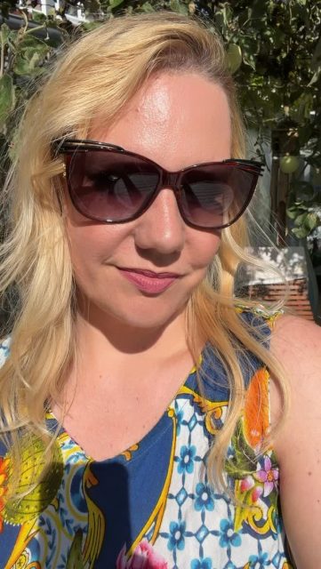 Soaking up the sun while bringing back one of my absolute favorite rock ballads! 🎸 Studio vocals + garden sunshine = the ultimate Monday combo.

Drop a 🕶️ in the comments if „Crazy“ is on your 90s playlist too!

— Kat Madleine | The Voice of 90s Revival 🌸
Musicologist & Producer redefining the sound of resilience.

#KatMadleine #CoverMonday #Aerosmith #RockMusic #90sNostalgia